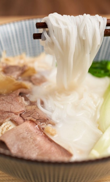 牛杂米粉 (红汤/ 清汤可选)  Soup of Rice noodles with Beef offal