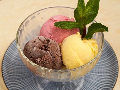 三球冰淇淋(草莓，巧克力，香草口味可选 )  Ice cream[strawberry, vanilla and chocolate]