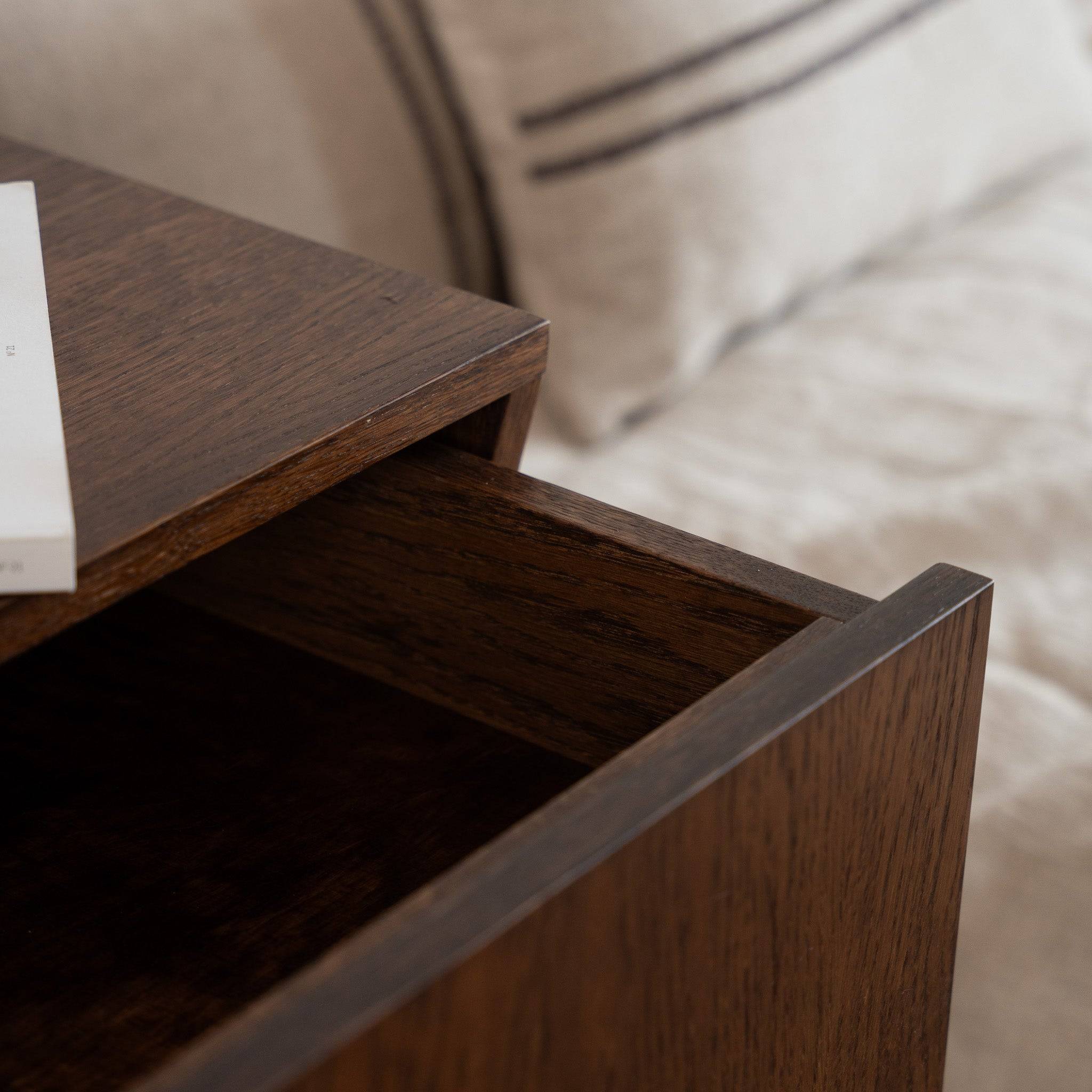 CAPRICORN-Bedside-Table_3 (3)