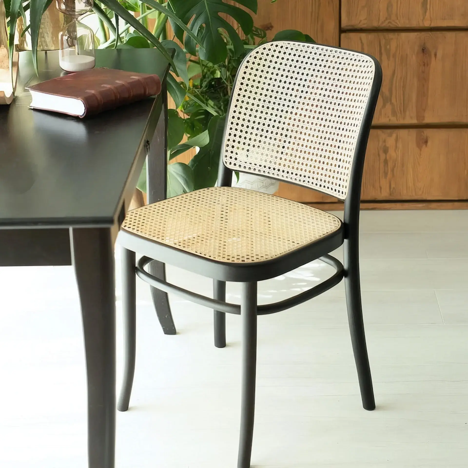 Silla CLASSIC – ambiente [GALLERY-horeca-classic-a-black-table] (22)