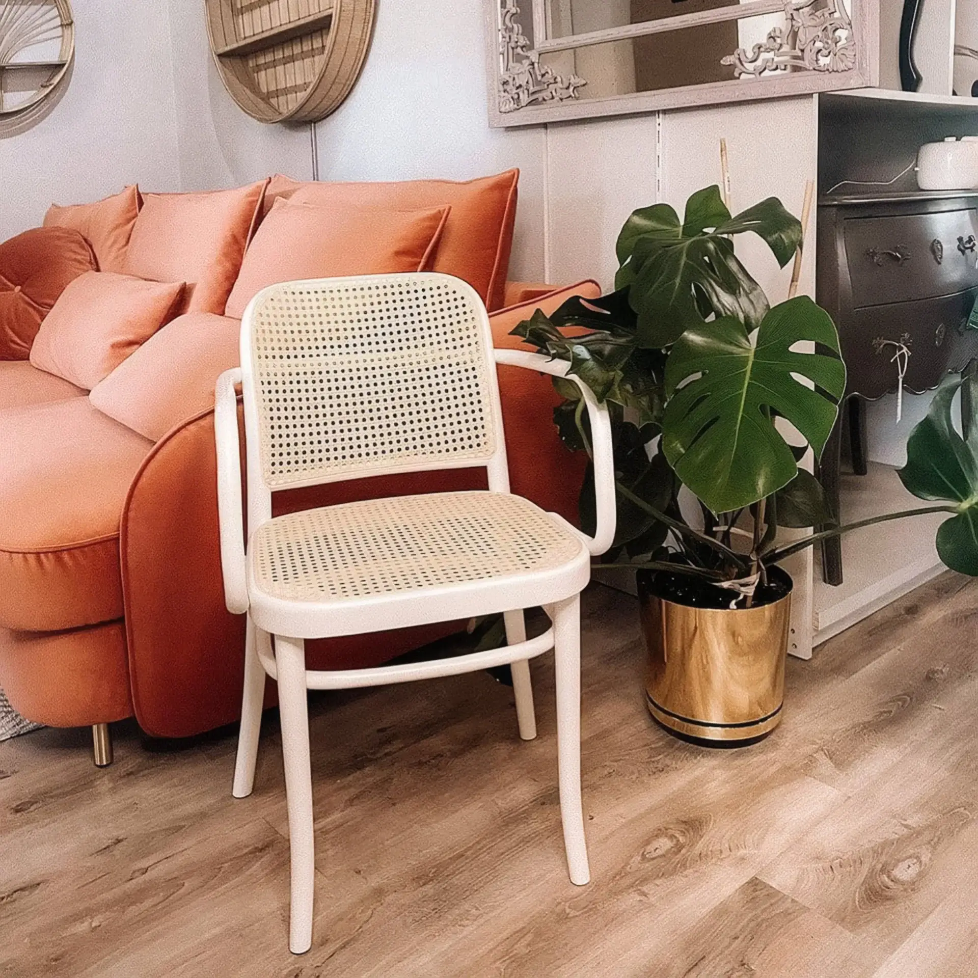 Butaca CLASSIC – ambiente [GALLERY-horeca-classic-b-white-sofa]