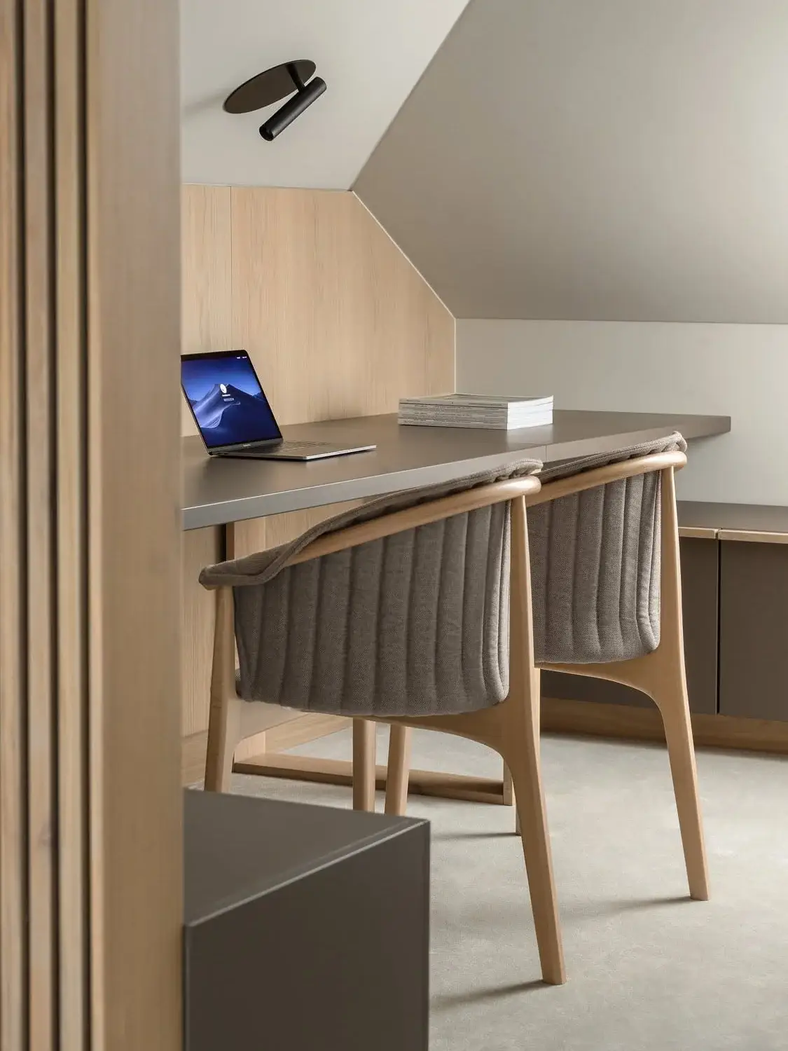 Silla EVO tapizada envolvente – ambiente [GALLERY-horeca-evo-evo_22-min-1125x1500] (3)