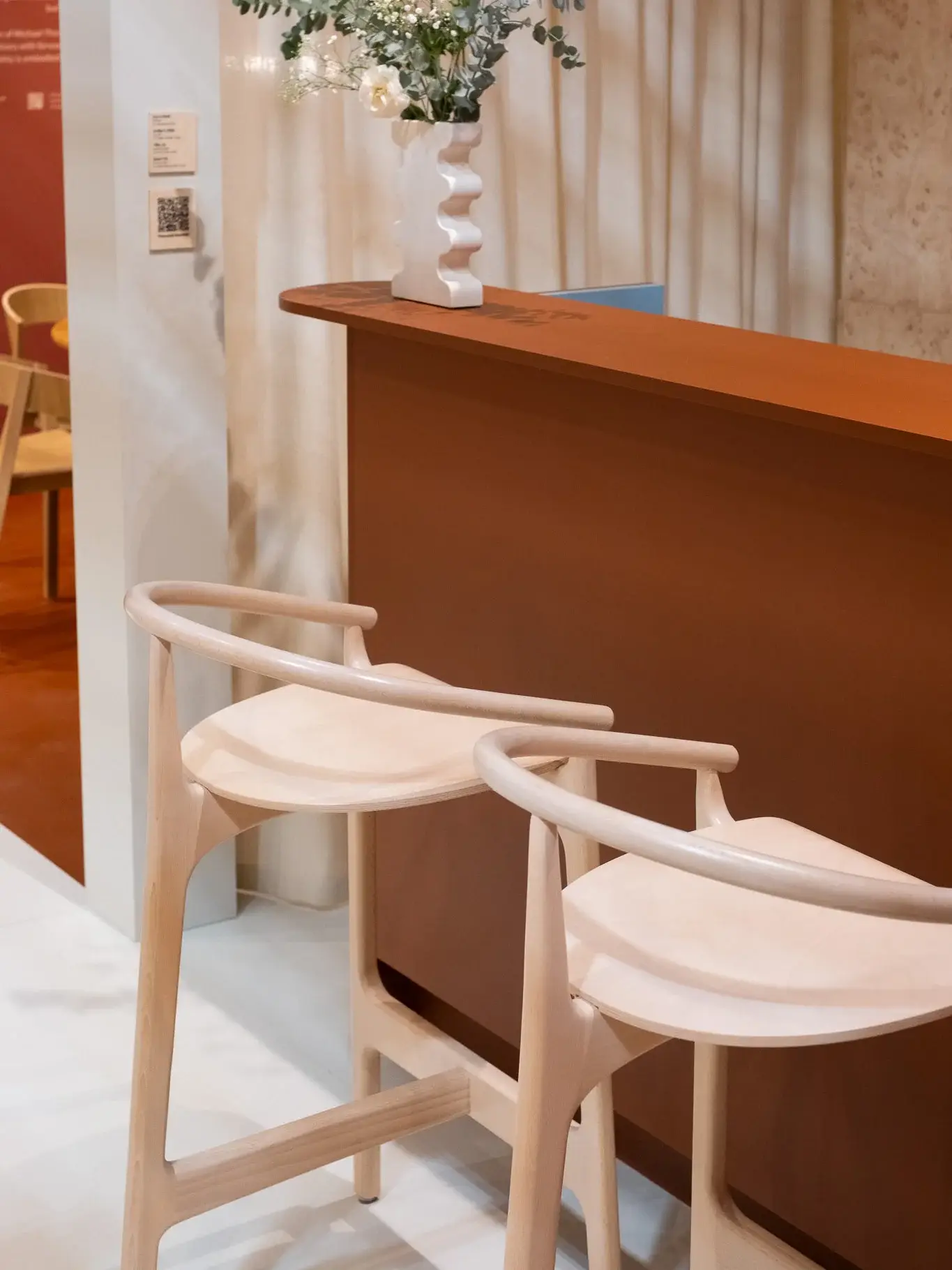 Taburete alto EVO – ambiente [GALLERY-horeca-evo-evo_28-min-1365x1820] (15)