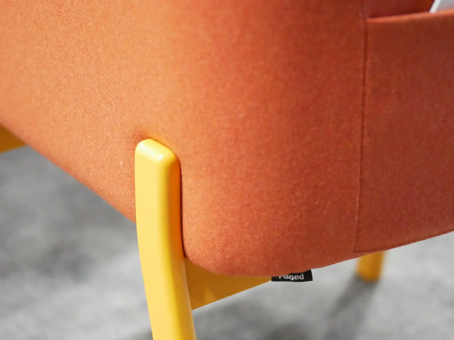 Butaca NOTE – ambiente [GALLERY-horeca-note-b-4060-showroom-detail-1] (10)