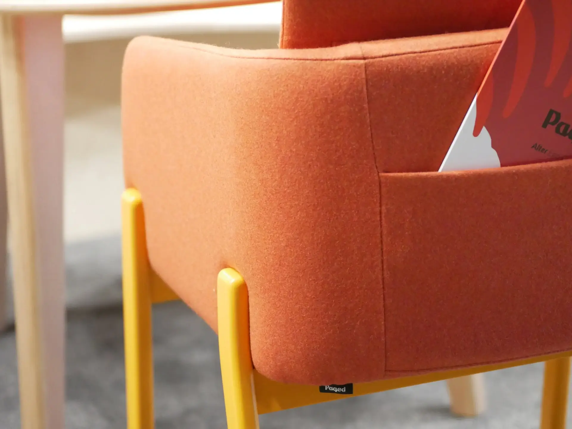 Butaca NOTE – ambiente [GALLERY-horeca-note-b-4060-showroom-detail-2] (11)