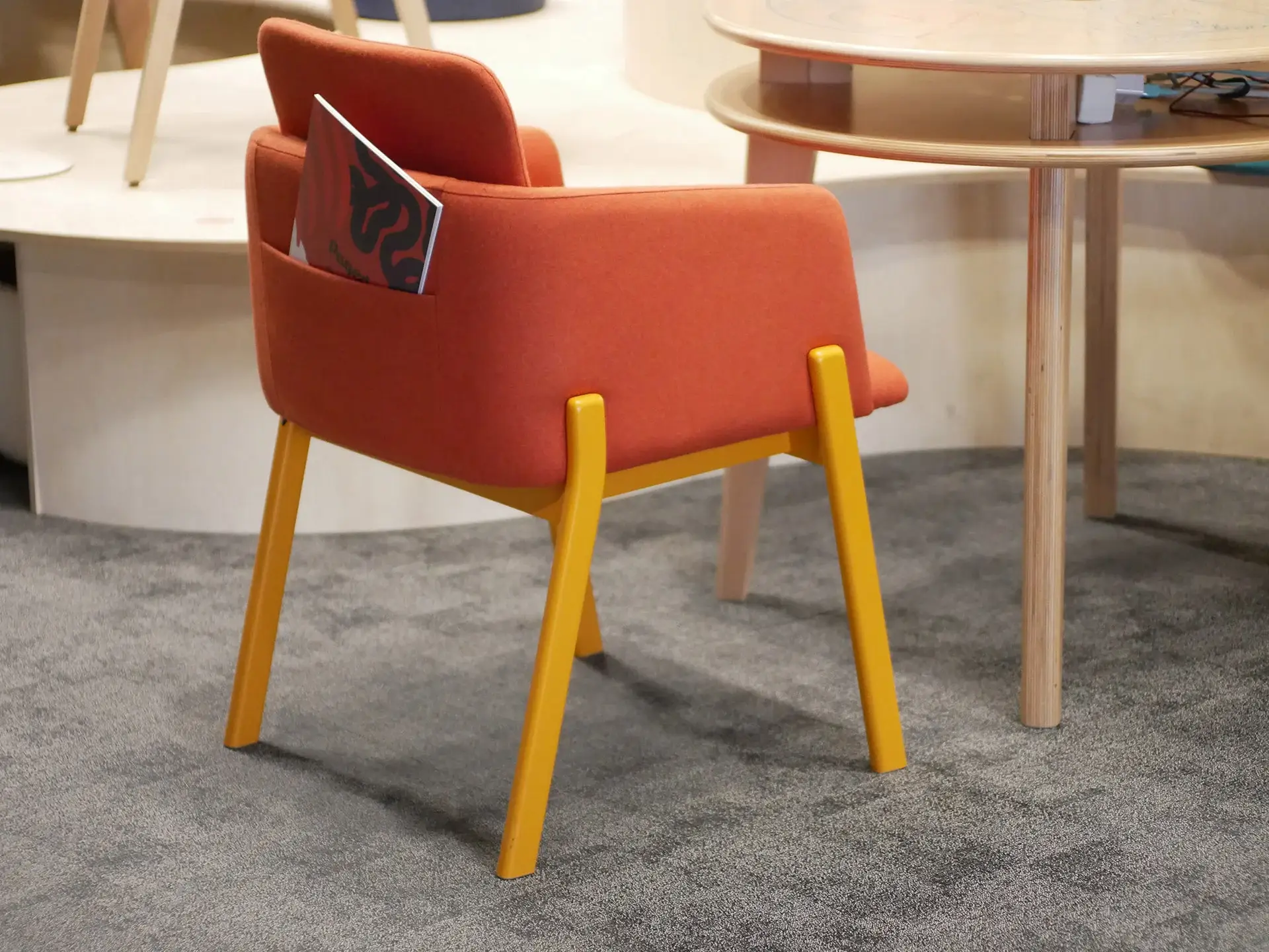 Butaca NOTE – ambiente [GALLERY-horeca-note-b-4060-showroom] (12)