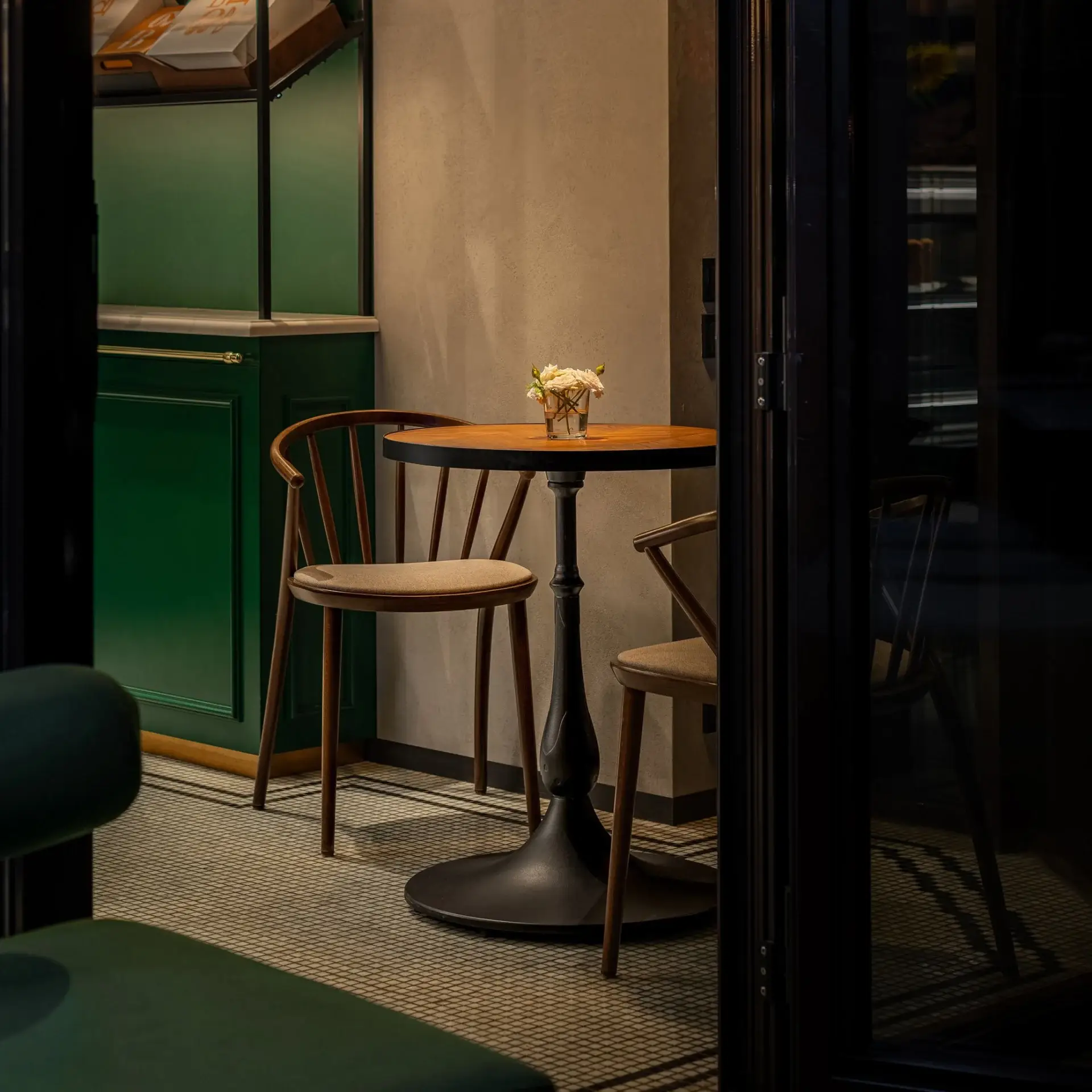 Taburete alto SUDOKU – ambiente [GALLERY-horeca-sudoku-h-green-room]