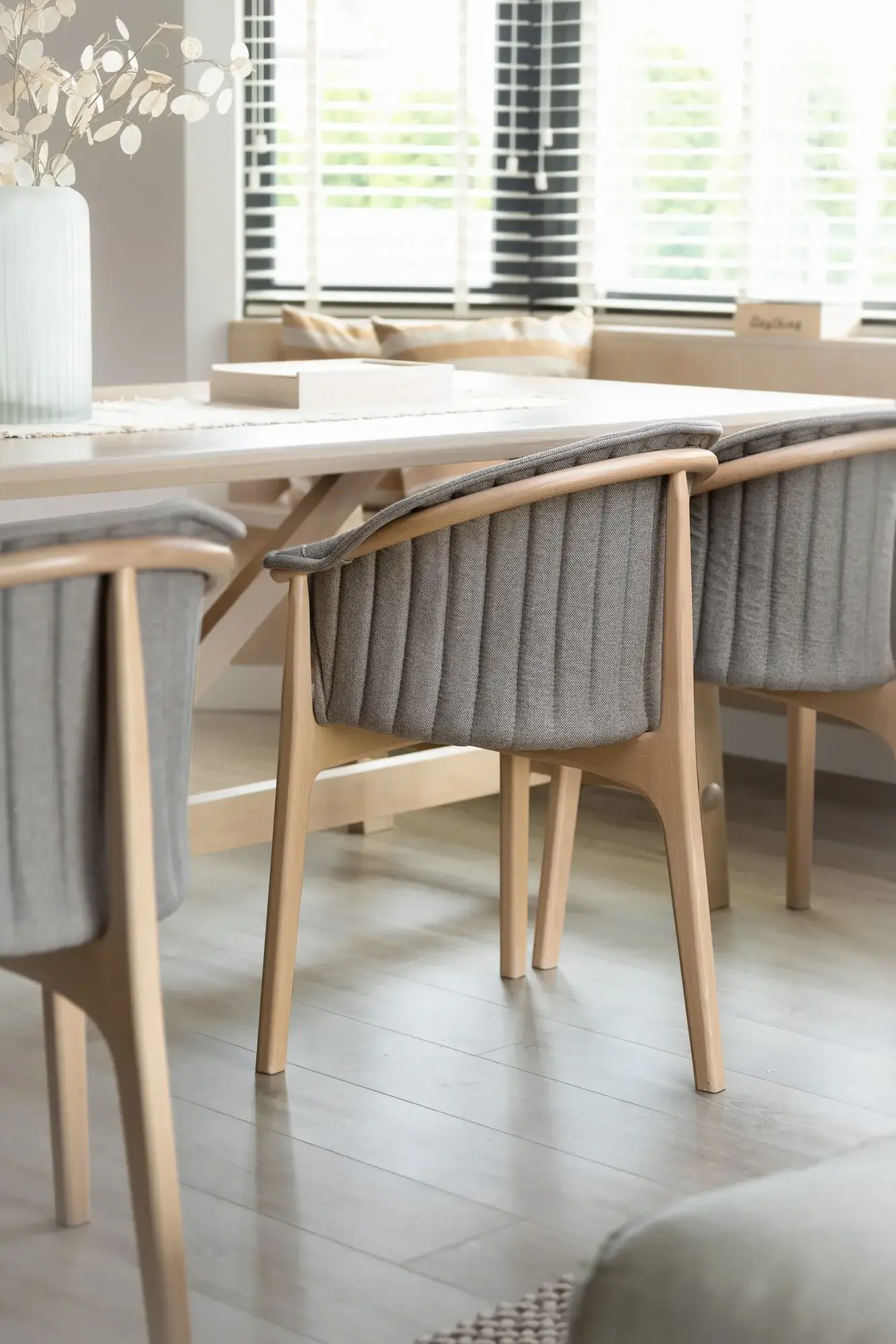 Silla EVO tapizada envolvente – ambiente [GALLERY-paged-evo-Paged-EVO-Mieszkanie-w-Gorkach-stylowe-siedziska] (2)