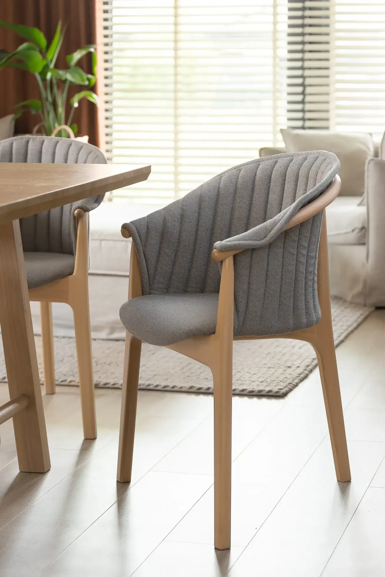 Silla EVO tapizada envolvente – ambiente [GALLERY-paged-evo-Paged-EVO-Mieszkanie-w-Gorkach-inspirujaca-przes]