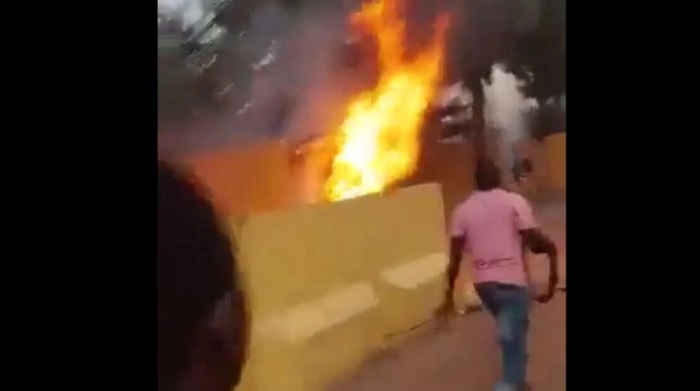 Burkina Faso’da göstericiler, Fransa Büyükelçiliği’ni ateşe verdi