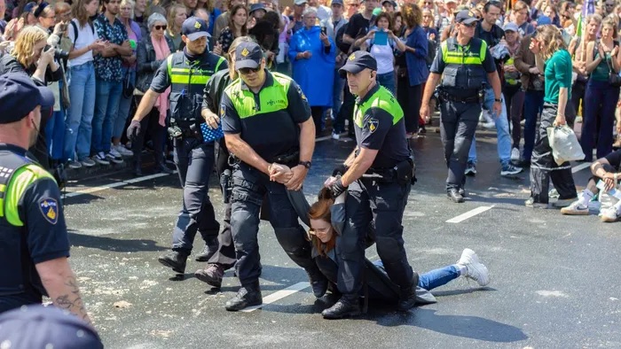 Hollanda’da çevre eylemine müdahale: 1579 protestocu gözaltına alındı