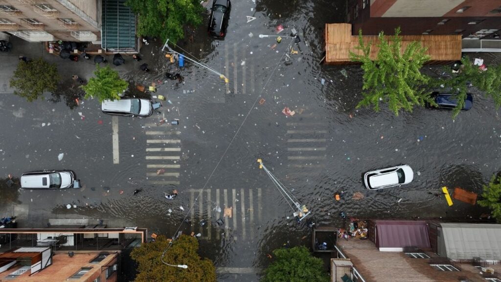 New York’ta yağışlar ve su baskınları nedeniyle olağanüstü hal