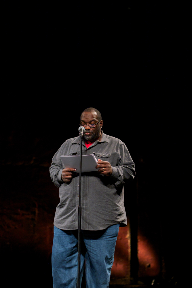 Fred Moten reads poetry at a microphone