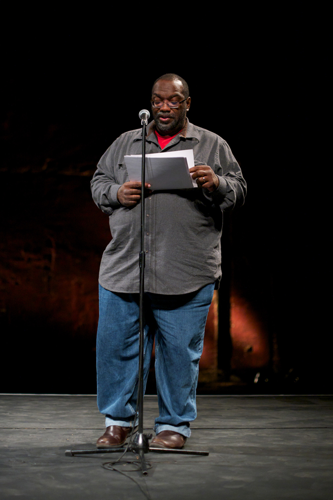 Fred Moten reads poetry at a microphone