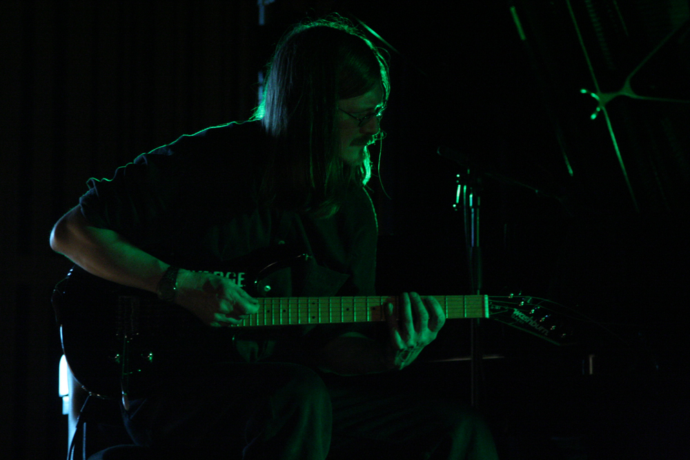 Stefan Jaworzyn playing a guitar at MLFC 07