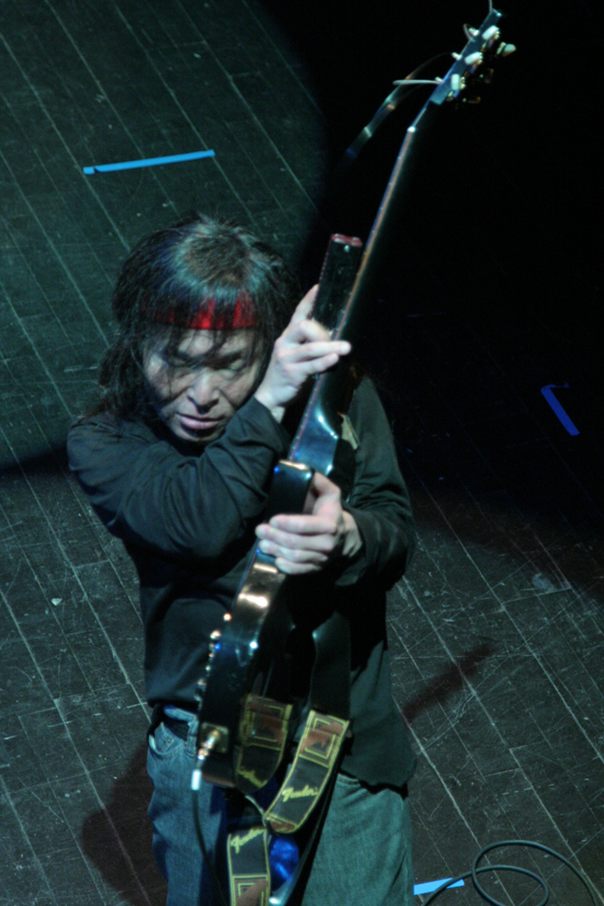 Masayoshi Urabe playing a guitar at MLFC 07