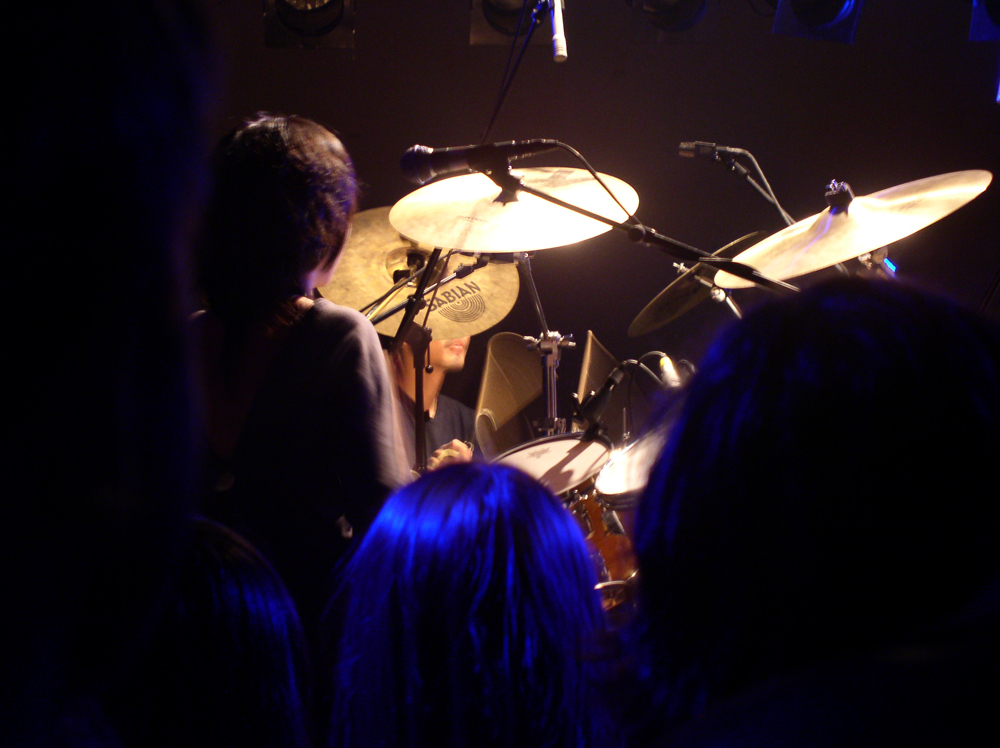 V∞redoms on stage at INSTAL 03 amidst at least three drum kits
