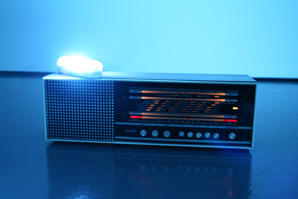Elegant 6390 Radio with a fluorescent light on the top
