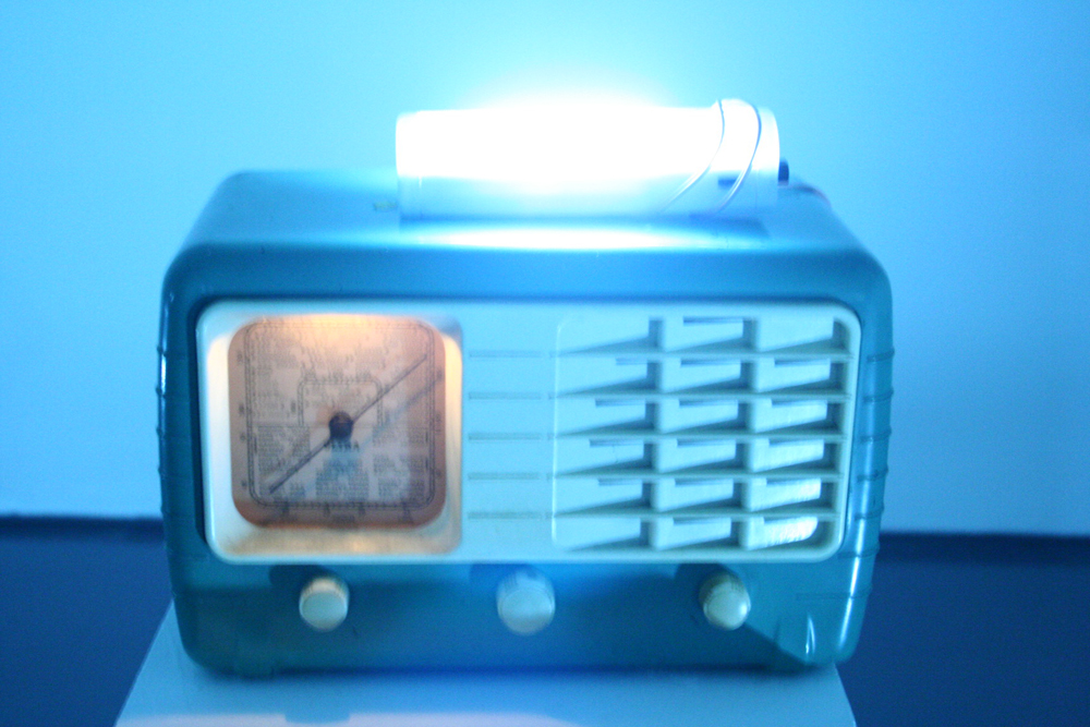 An old radio with a fluorescent light on top
