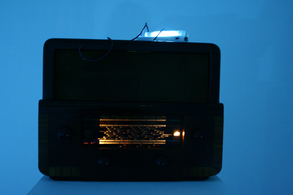 An old radio with a fluorescent light on top