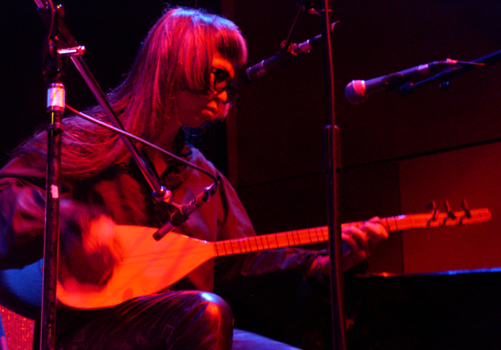 Keiji Haino playing a saz onstage in CCA Glasgow 05