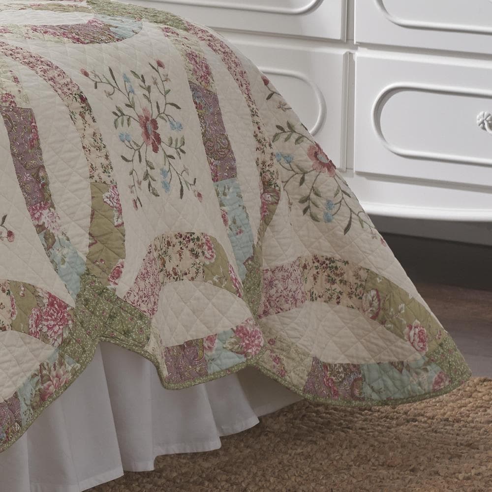 WestPoint Home Nostalgia Home Eve Quilt Ivory/Sage Medallion King Quilt (Blend with Cotton Fill) Polyester in Green | 028828369093