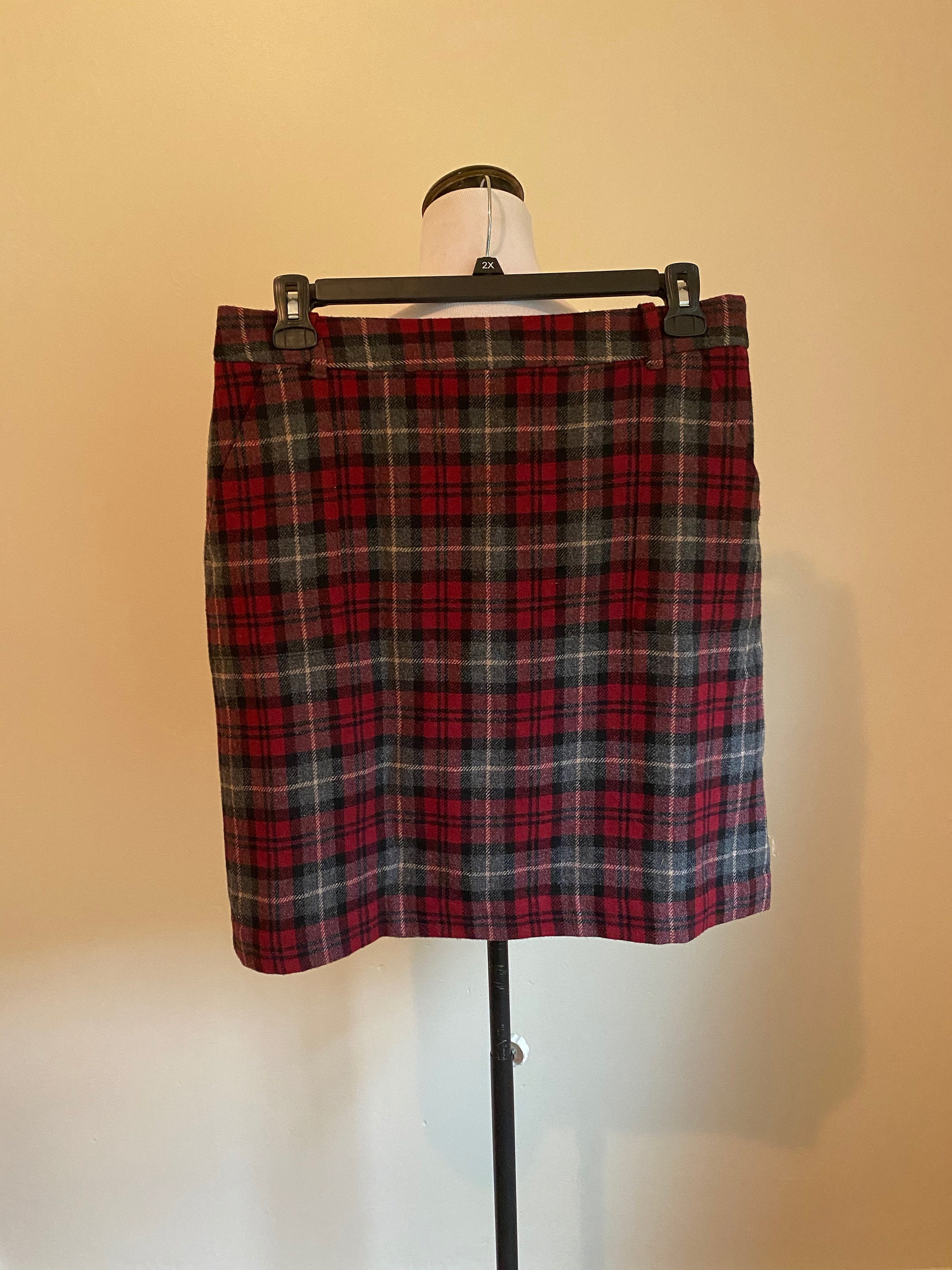 Eddie Bauer Wool Blend Plaid Skirt Size 10, Four Pockets, Two Front Back Buttons