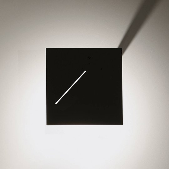Des.agn-design-seinävalaisin LEDeillä, musta