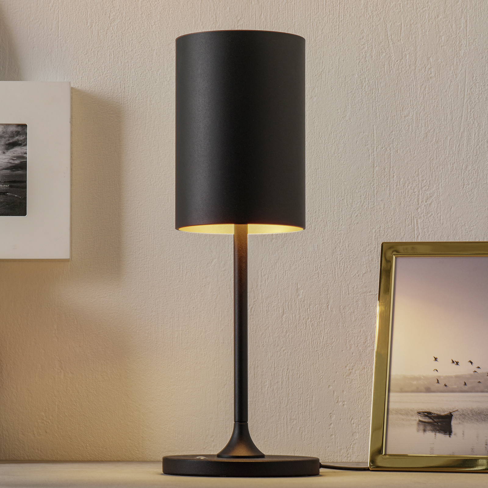 LOUM Pokula -LED-pöytälamppu, musta/kulta