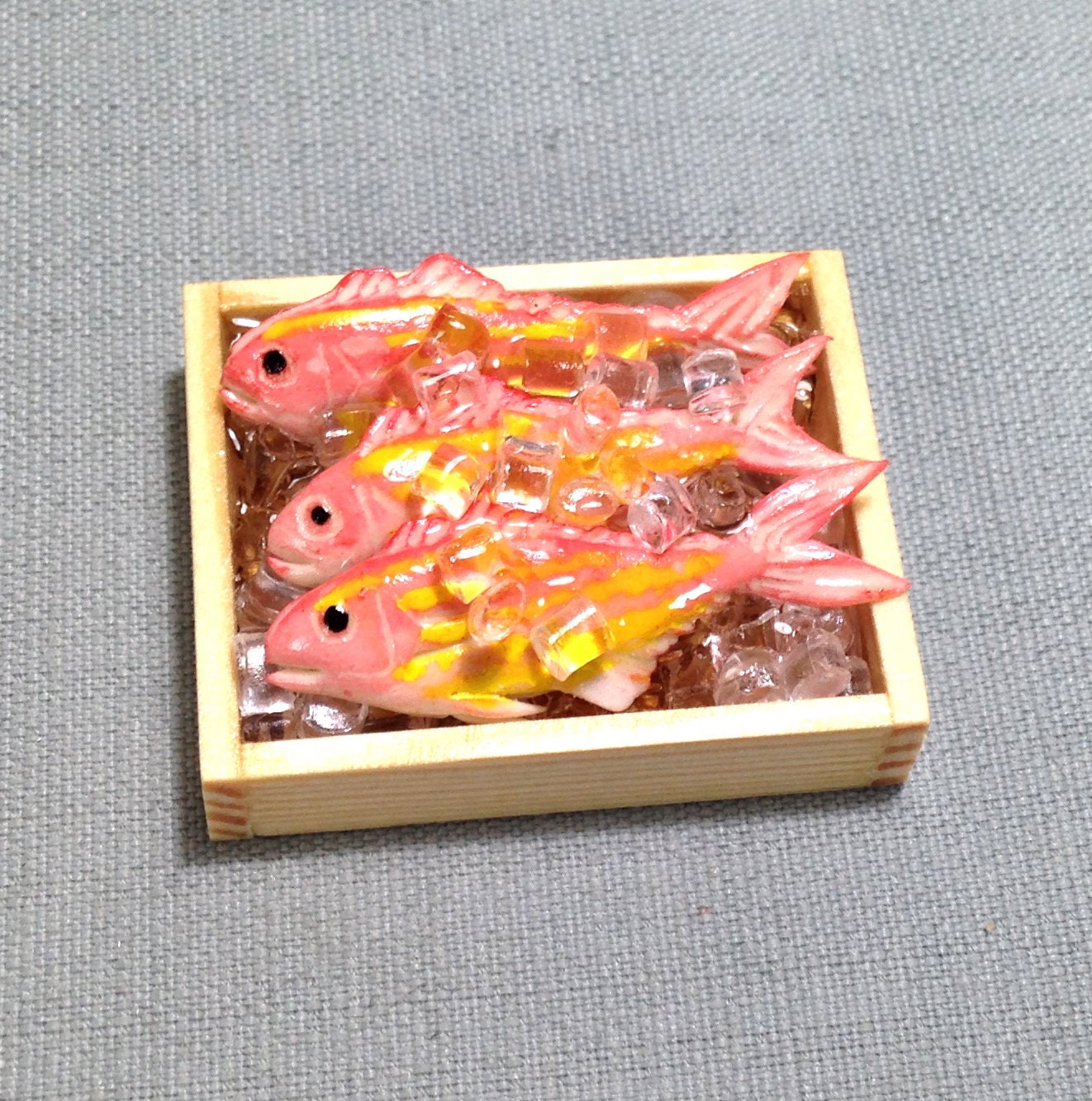 Fishes Tray Miniature Dollhouse Clay Polymer Food Supply Seafood Fish Cute Small Ice Cube Dish Wood Display Jewelry Supplies 1/12 Deco