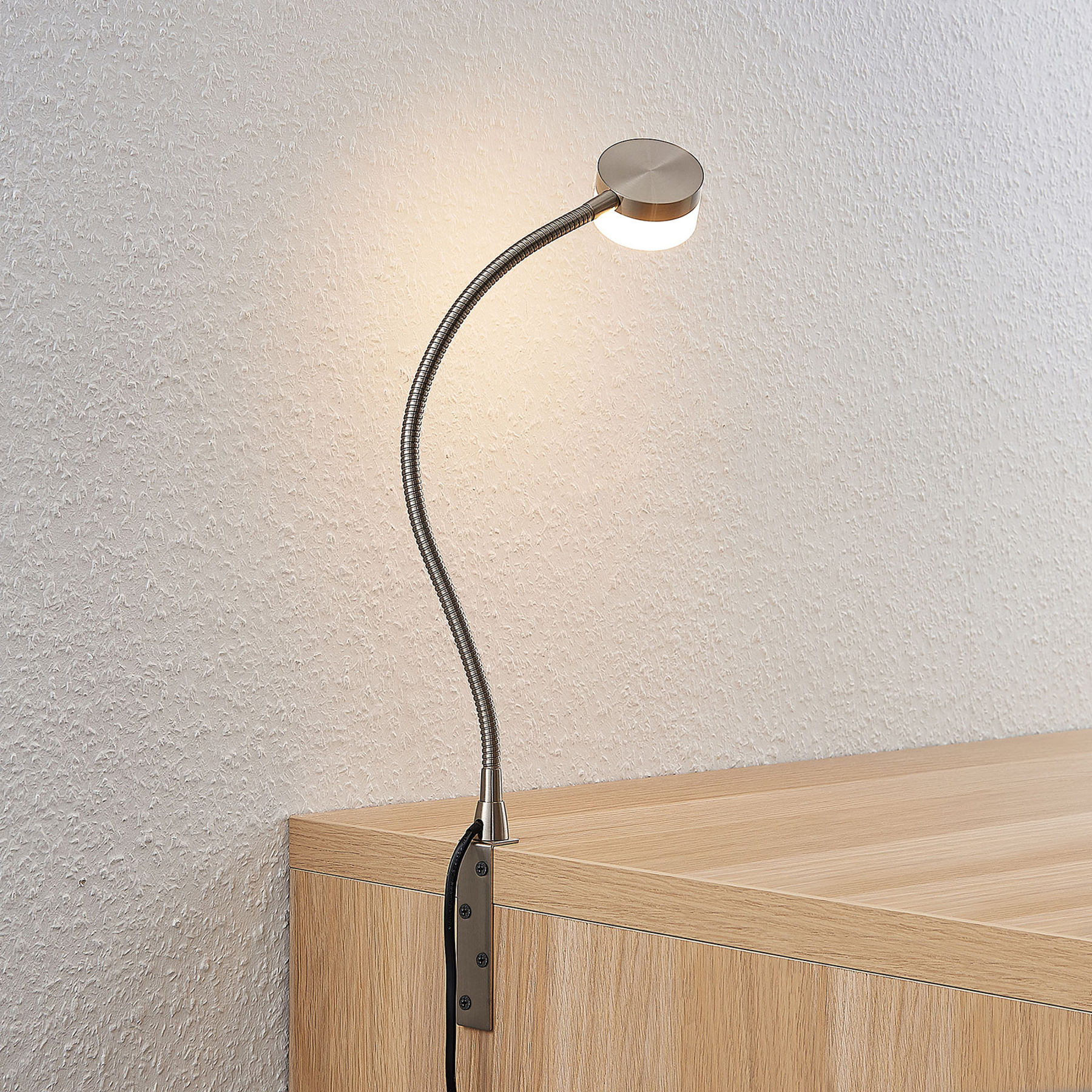 Lindby Gentjana -LED-pöytälamppu, nikkeli