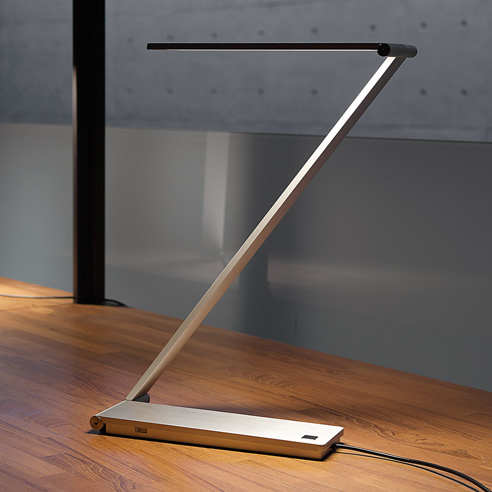 LED-designer-pöytälamppu BE Light