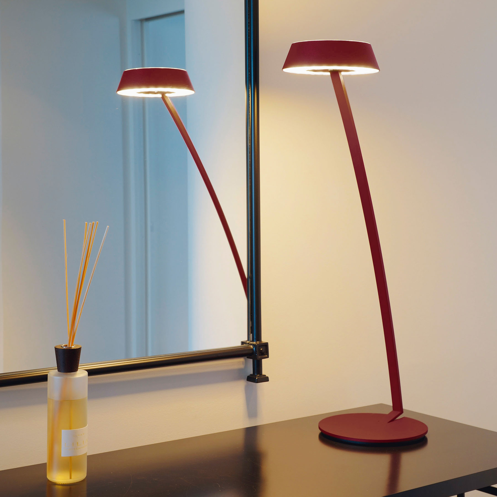 OLIGO Glance LED-pöytälamppu, kaareva, punainen