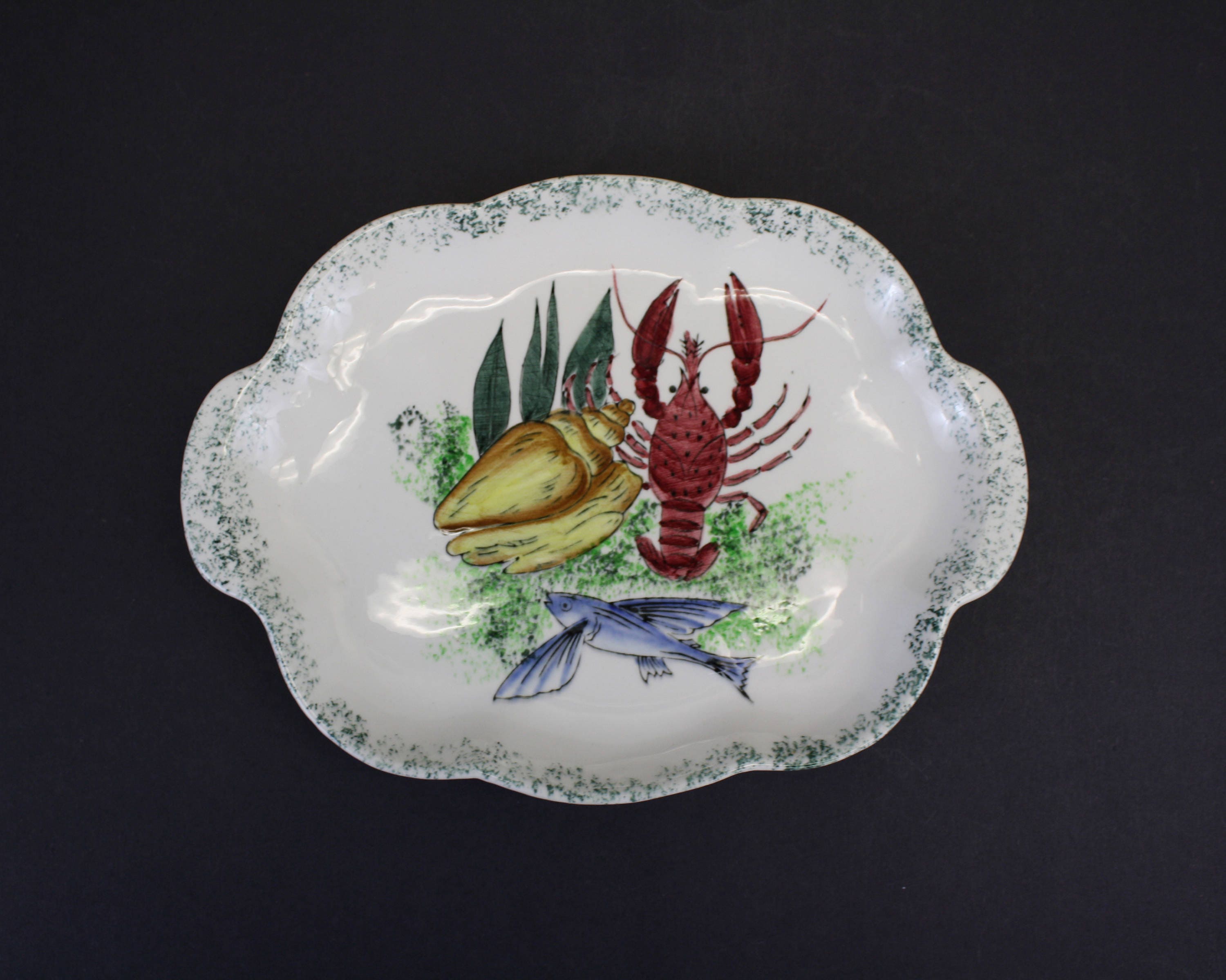 Vintage Scalloped Platter With Seafood Design & Green Sponge Edge | E9274