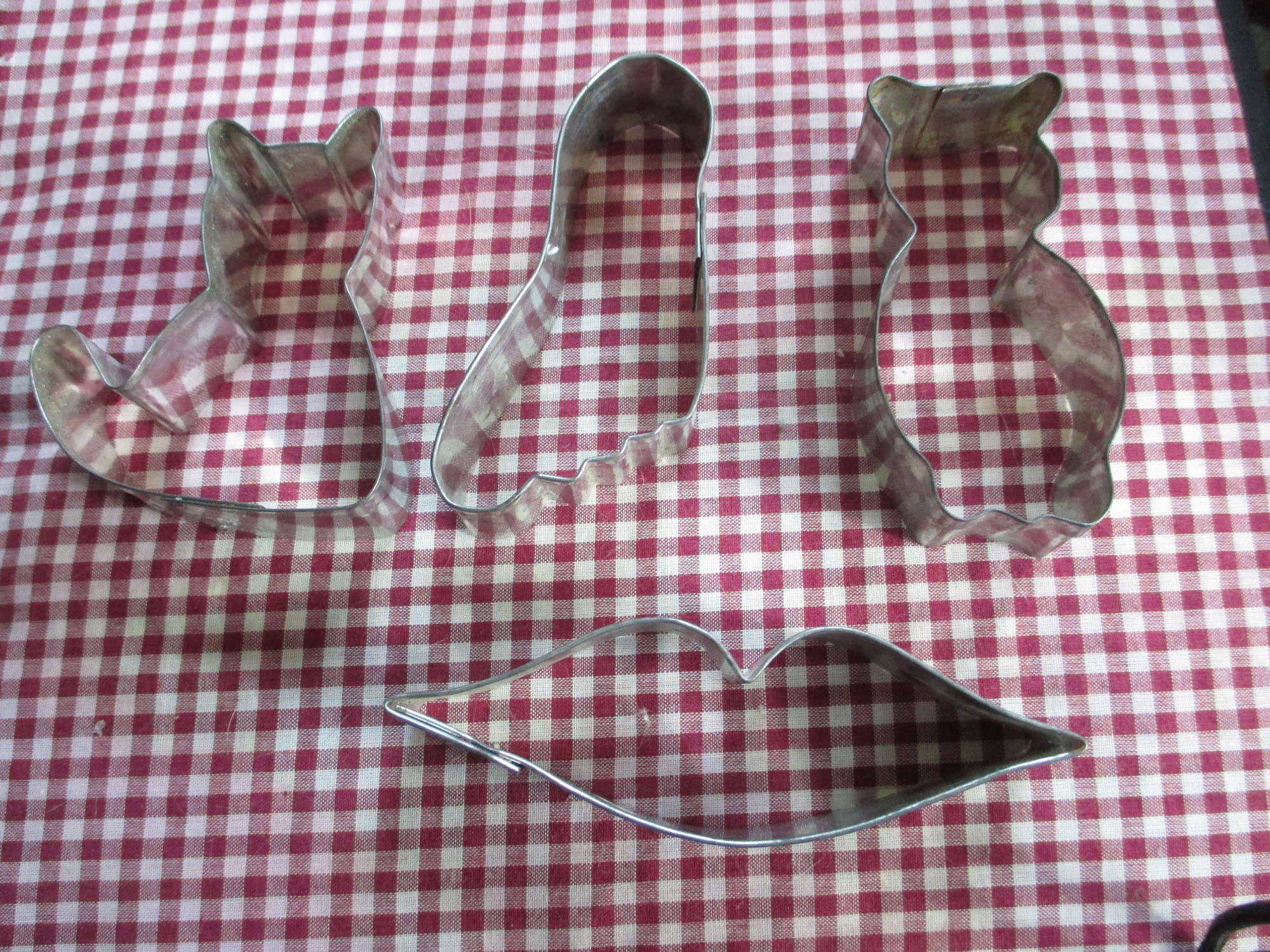 Vintage Tin/Metal Lot Of 4 Cookie Cutters - Cat, Owl, Foot & Lips One Hundreds From Cookie Cutter Estate Estate Find