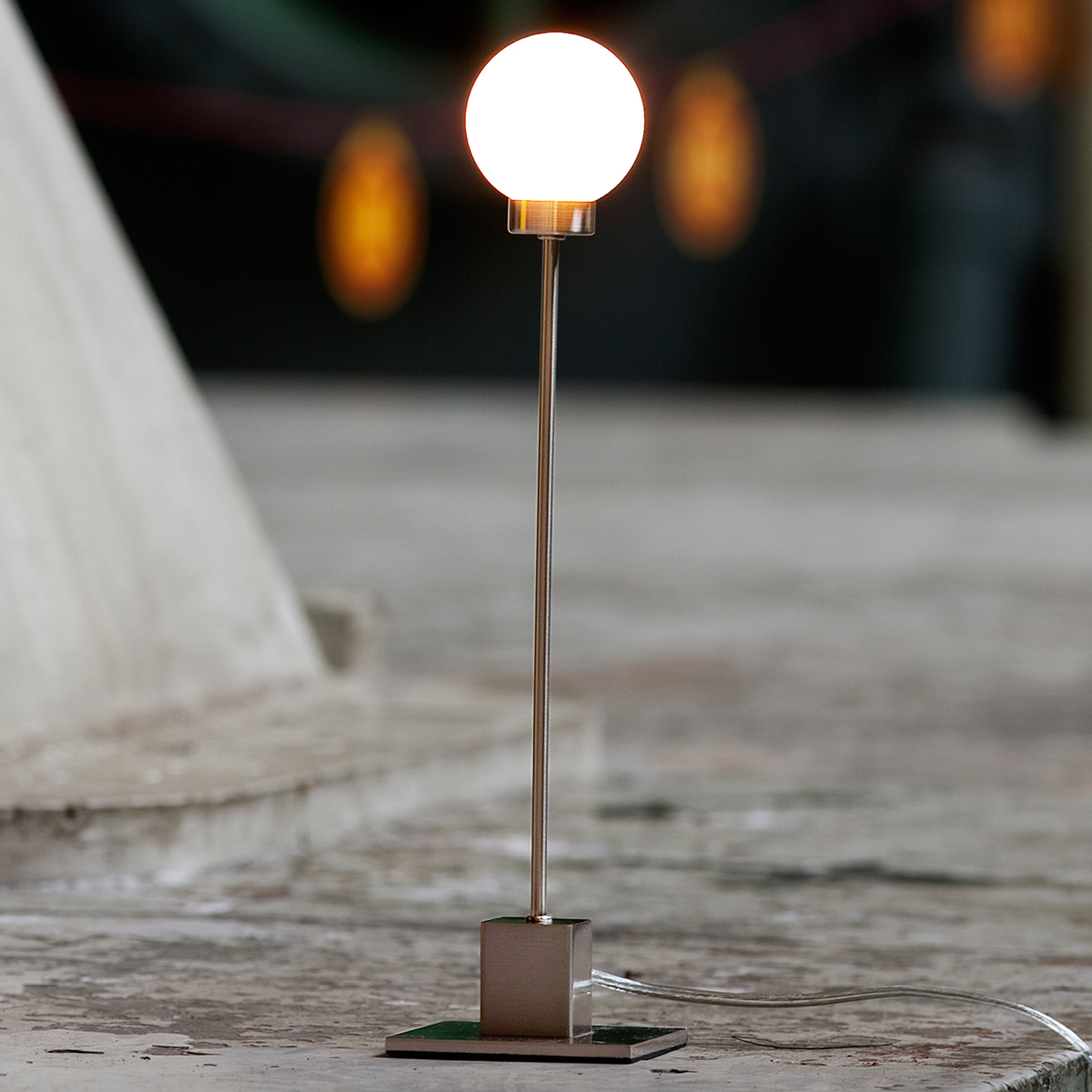 Minimalistinen pöytälamppu Snowball, metallinen