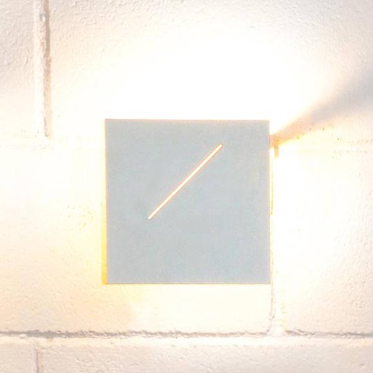 Des.agn-design-seinävalaisin LEDeillä, valkoinen