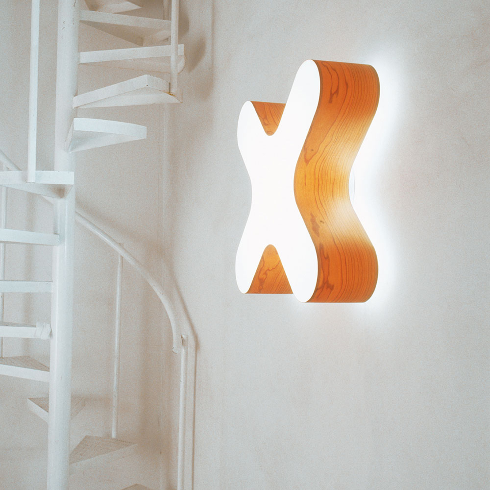 LZF X-Club -LED-seinälamppu 0–10V dim, kirsikkapuu