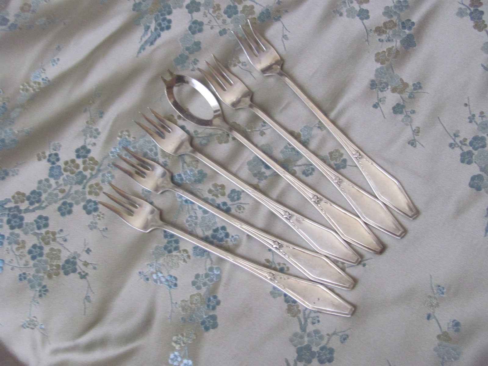 Crab Forks - Set Of 5 Silver Plate Seafood Cocktail + 1 Olive Spoon Jamestown 1916 Pattern
