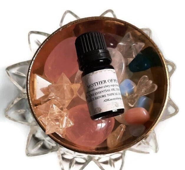 Mother Of Pearl Essential Oil Blend. Ylang Ylang, Clary Sage, Jasmine, Woods, Ambers. 5 Ml