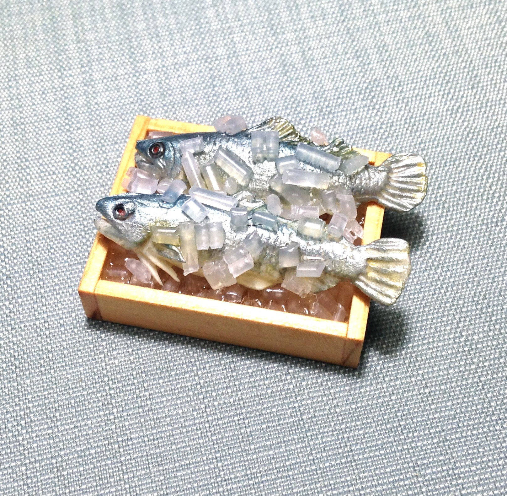 Fishes Tray Miniature Dollhouse Clay Polymer Food Supply Seafood Fish Cute Small Ice Cubes Dish Wood Display Jewelry Supplies 1/12 Deco