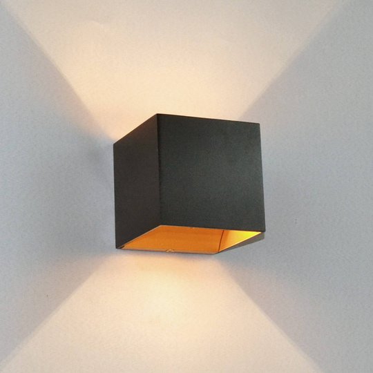 Musta LED-seinävalaisin Aldrina, sisäosa kullanv.