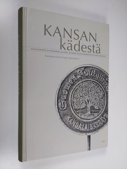 Osta Tommi-Tapio Hämäläinen (toim.) : Kansan kädestä : sivistyneistö ja  kansakoululaiset Suomen Kulttuurirahastoa perustamassa netistä