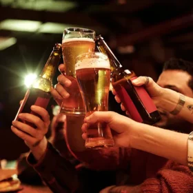 klinkende bierglazen