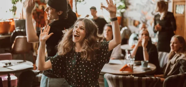 Vrienden die in een bar staan ​​te juichen