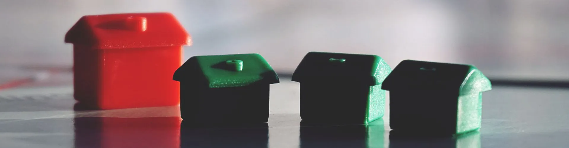 rode en groene Monopoly-huisjes
