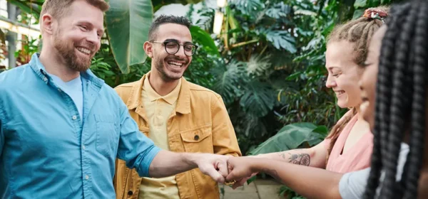 Levend Monopoly_strategievorming volwassenen die een 'fist bump' uitwisselen