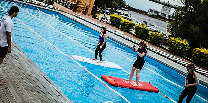 المحررون يحاولون: ما هو Aquaflat ولماذا هو التمرين المثالي للصيف؟