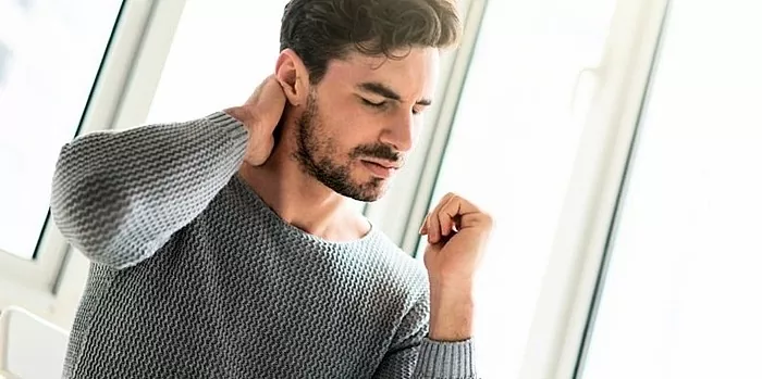No aprietes las vértebras: 3 ejercicios sencillos para el dolor de cuello