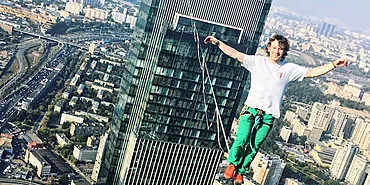 Weltrekord am Himmel. Seilwanderer gingen zwischen den Türmen der Stadt Moskau umher